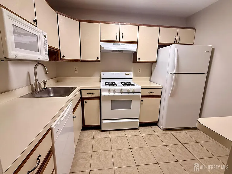 902 Woodhaven Dr — Photo 4