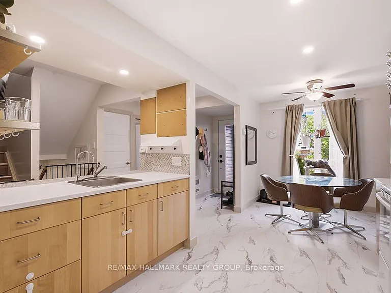 67 Grady Cres — Photo 10