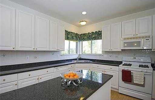 5th image of 586 Hobart Ct