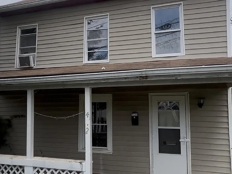 472 Hill St — Photo 2