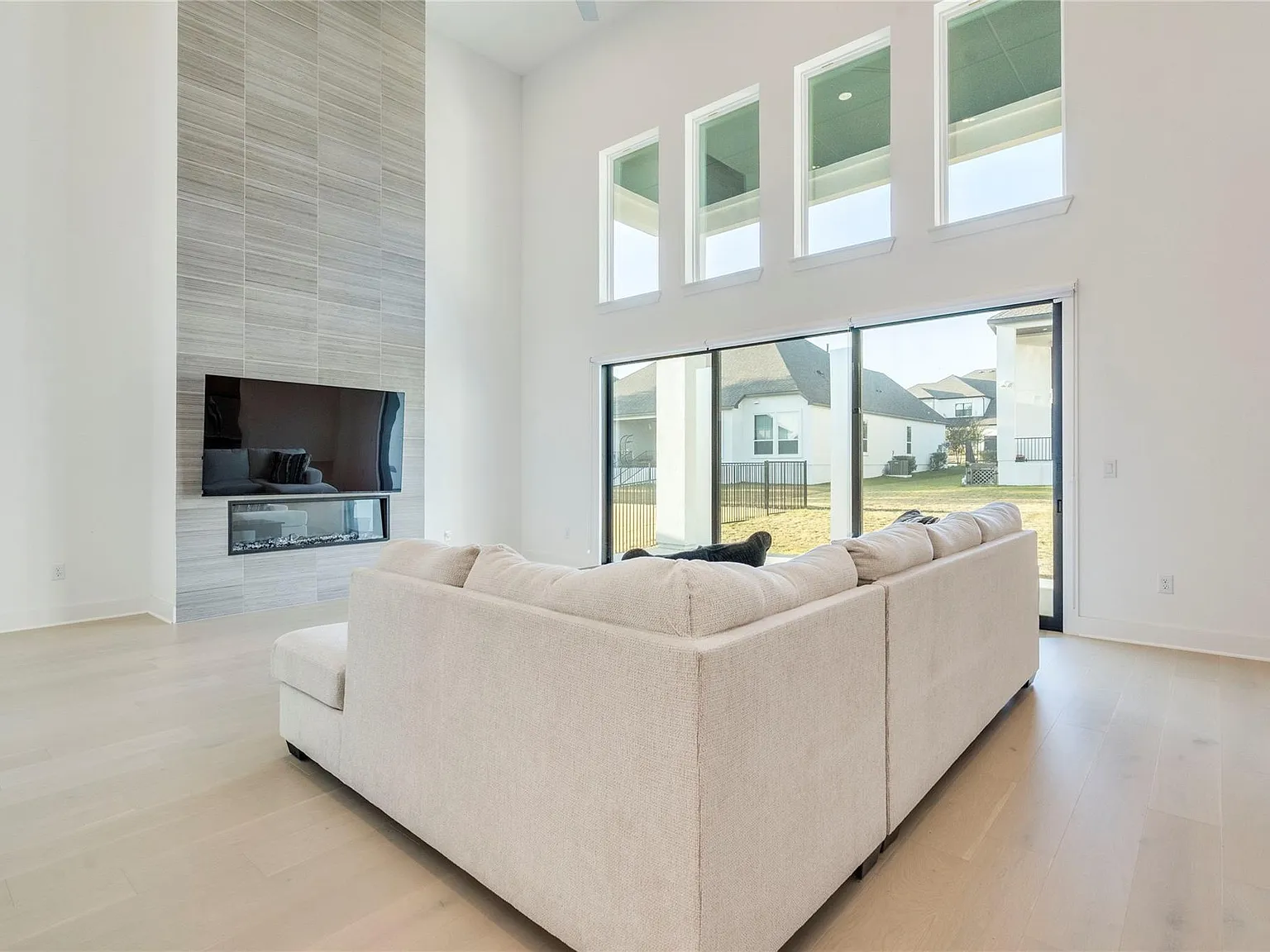 4 bed, 4.5 bath, 4588 sqft, $4,500 — Photo 4