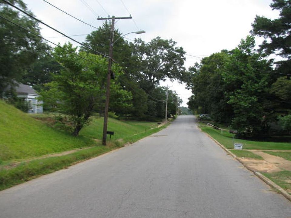2nd image of 440 Myrtle St E