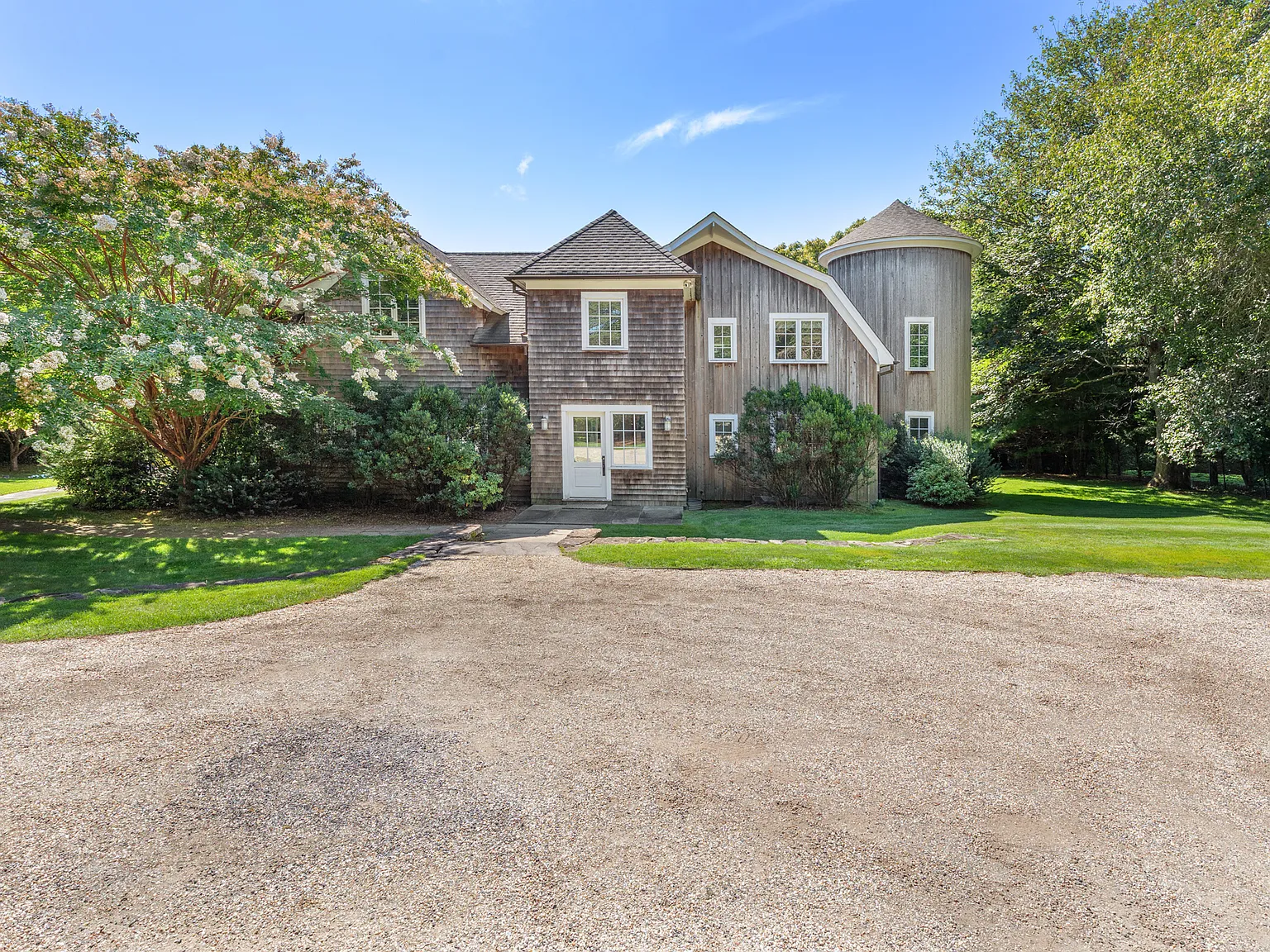 Large Sagaponack home with a Pool — Photo 3