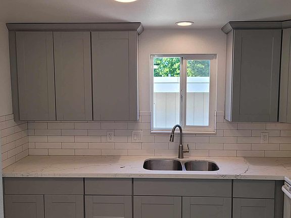 5th image of 2111 Colby Ave #3