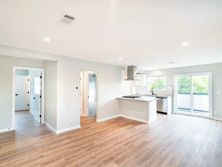 5847 Willoughby Ave — Photo 11
