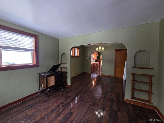 3rd image of 96 Allen St