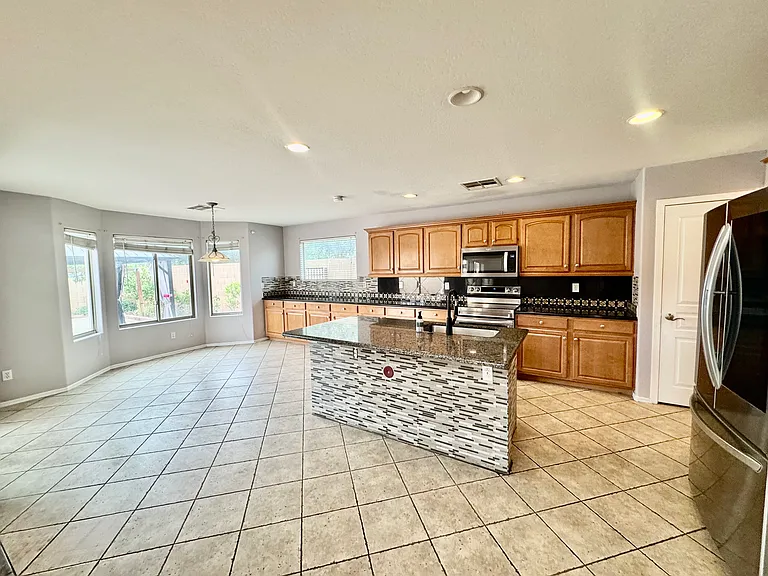 10502 W Edgemont Dr — Photo 7