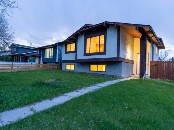 1132 W Berkley Dr NW, Calgary, AB T3K 1E4