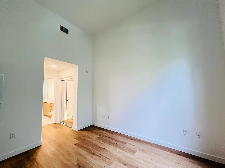 1652 NE 124th St #102 — Photo 10