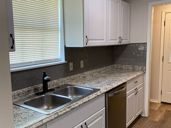 4th image of 605 Clay St