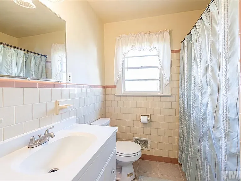 403 E Jewett Ave — Photo 6