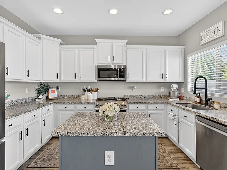 118 W Dragon Tree Ave — Photo 2
