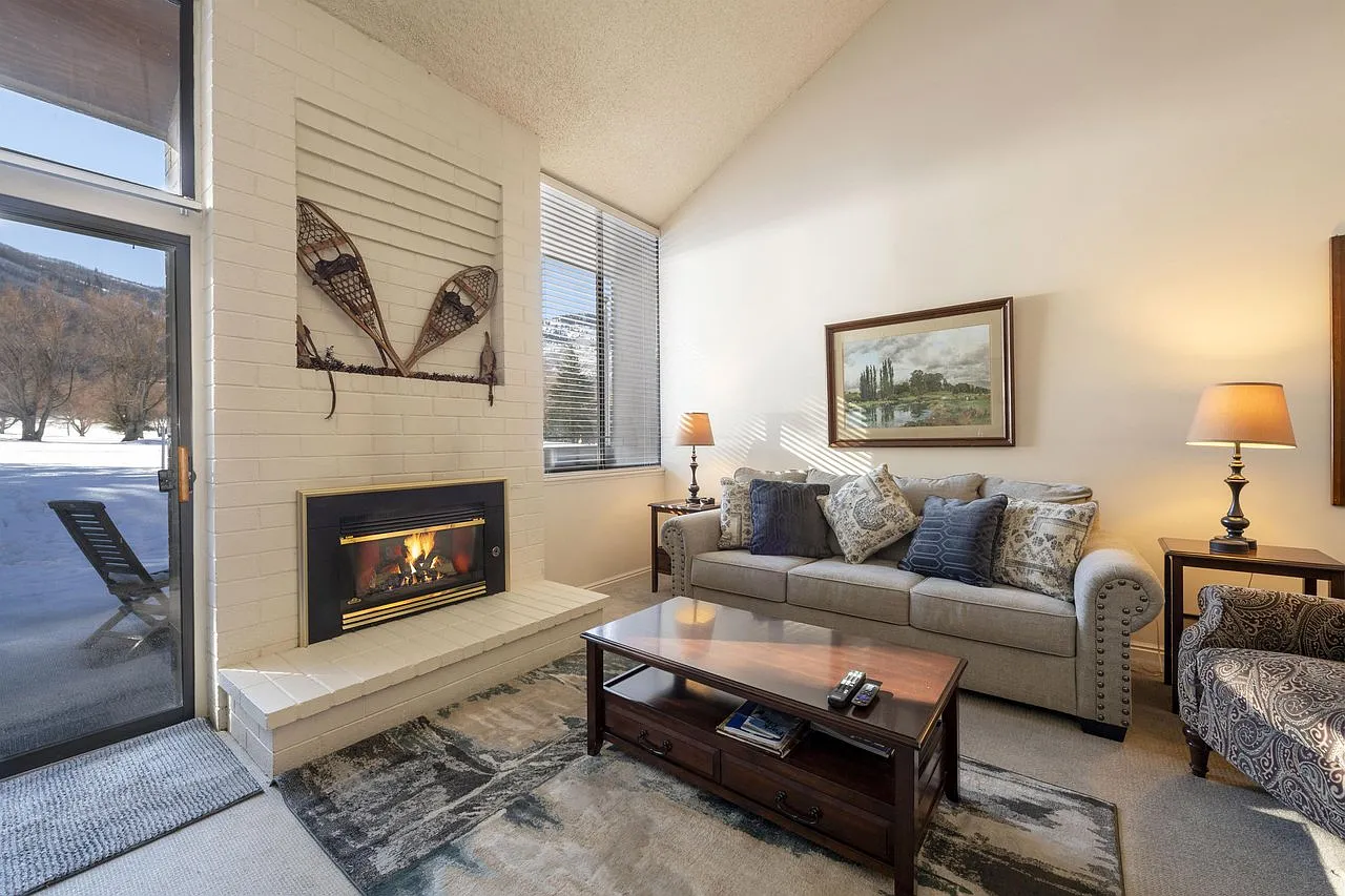 4 bed, 2.5 bath, 1610 sqft, $3,795 — Photo 1