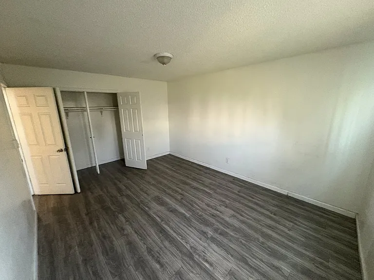 939 W 82nd St #2 — Photo 3