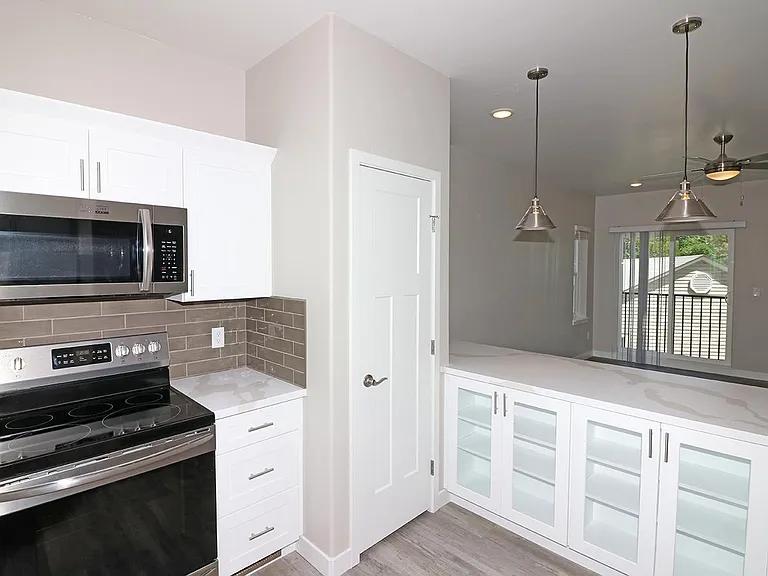 1030 Belford Ave — Photo 9