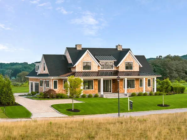 30 Club Dr, Calverton, NY 11933