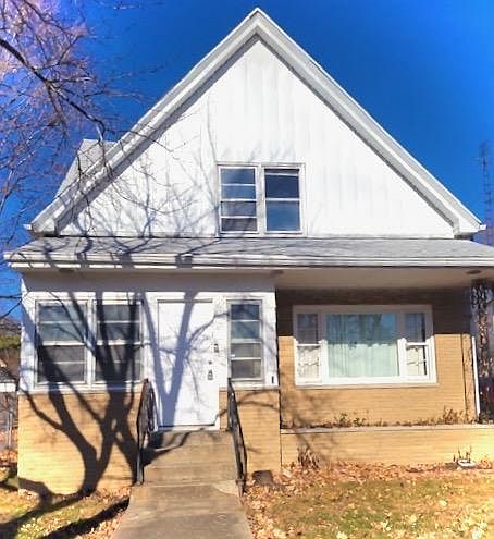 Front entry way/porch. Fenced in yard and room to pull your cars off the street.