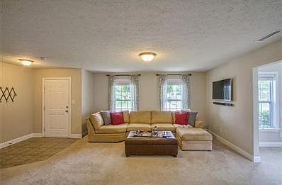 4th image of 749 Hawthorne Ln