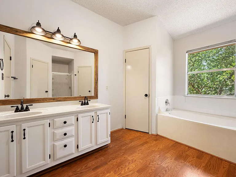 1901 Lobelia Dr — Photo 20