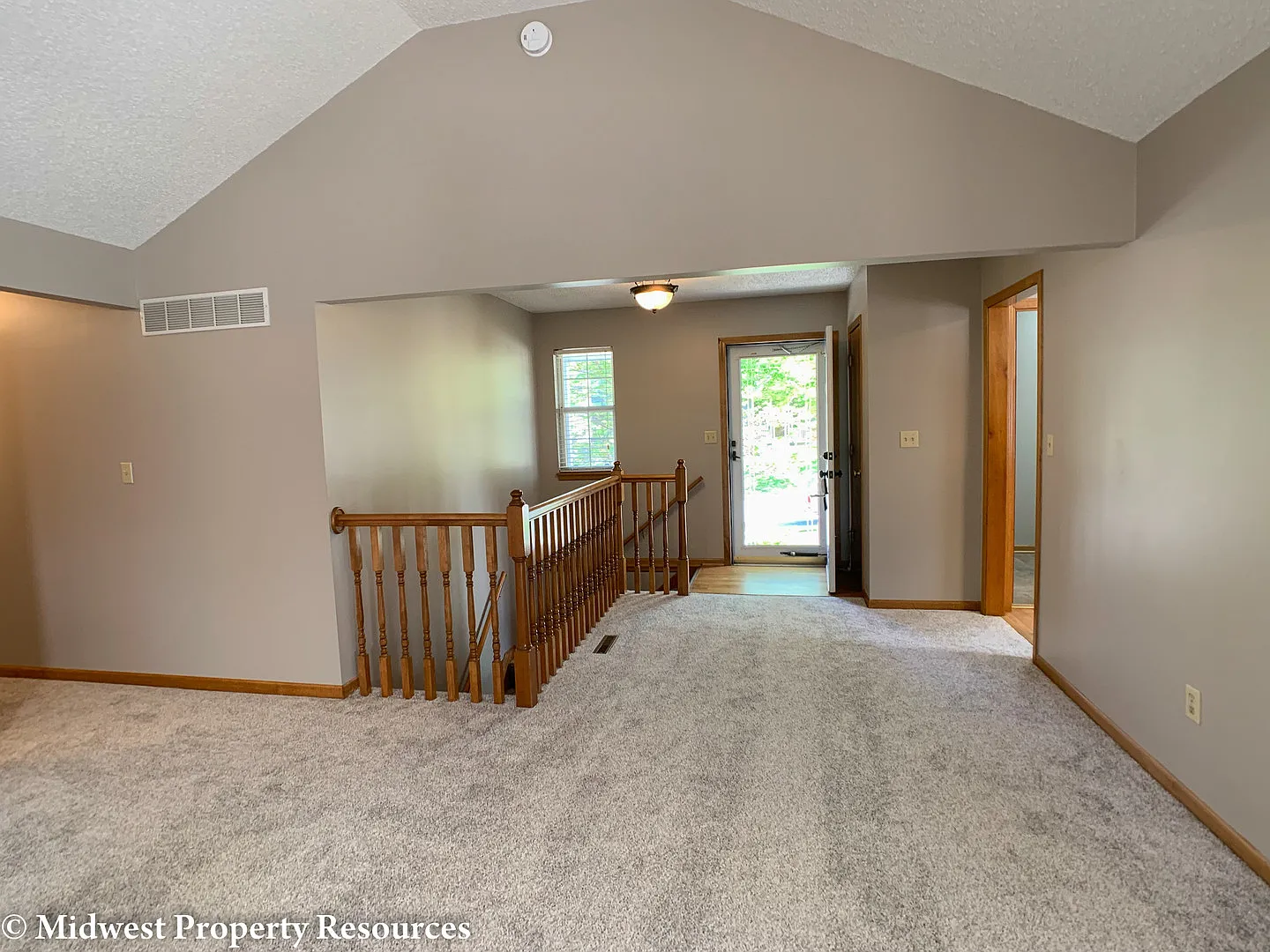 Crisp and Clean Raised Ranch in Blue Springs — Photo 4