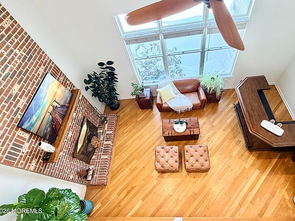 4th image of 4 Roxbury Lane