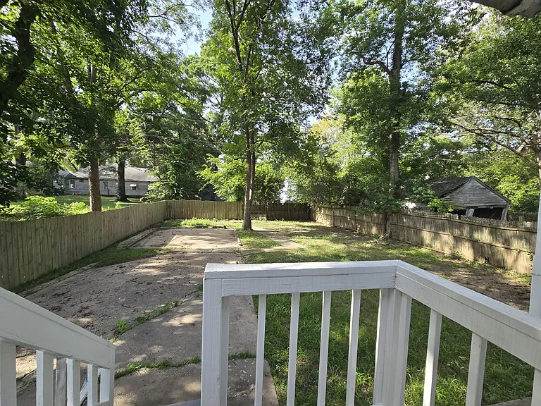 146 E Boulevard St — Photo 9