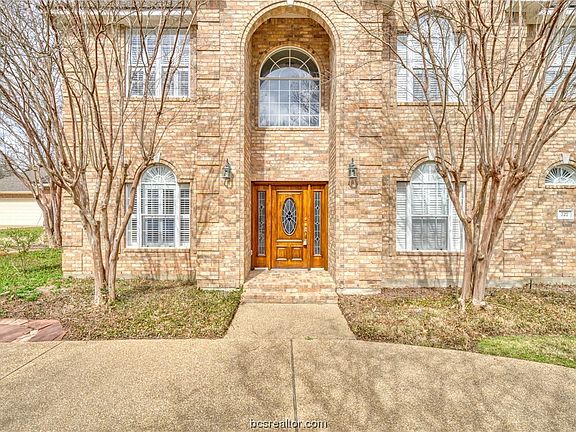 5th image of 727 Royal Adelade Dr