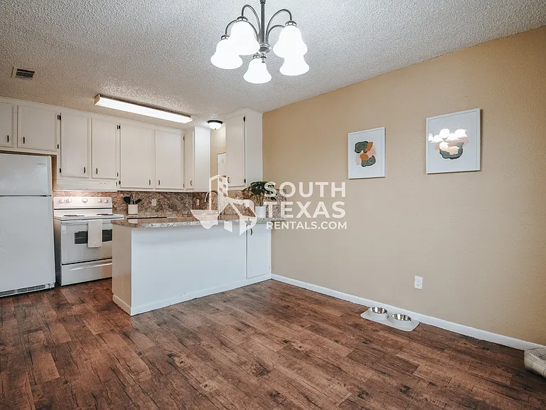 805 E Hiller St #B — Photo 2
