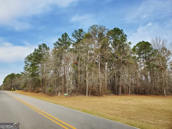 300 Plantation Dr, Sandersville, GA 31082