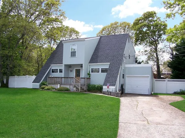 22 Golden Gate Court, Shirley, NY 11967