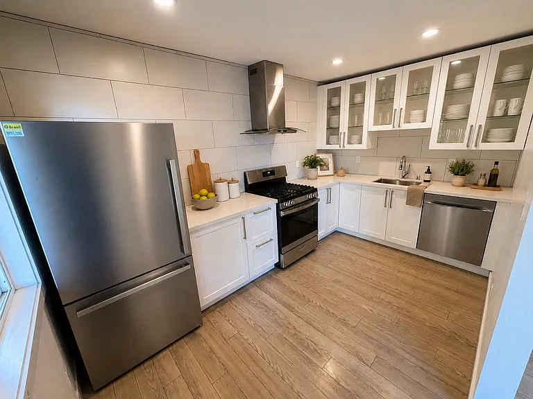 1836 E 25th St #4 — Photo 3