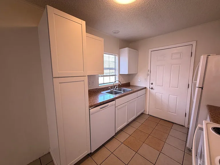 212 Aster St #A — Photo 4