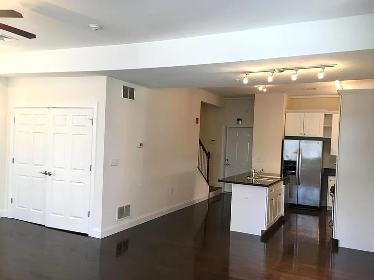 22 N George St — Photo 1