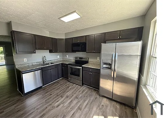 4 bed, 1296 sqft, $2,100 — Photo 2