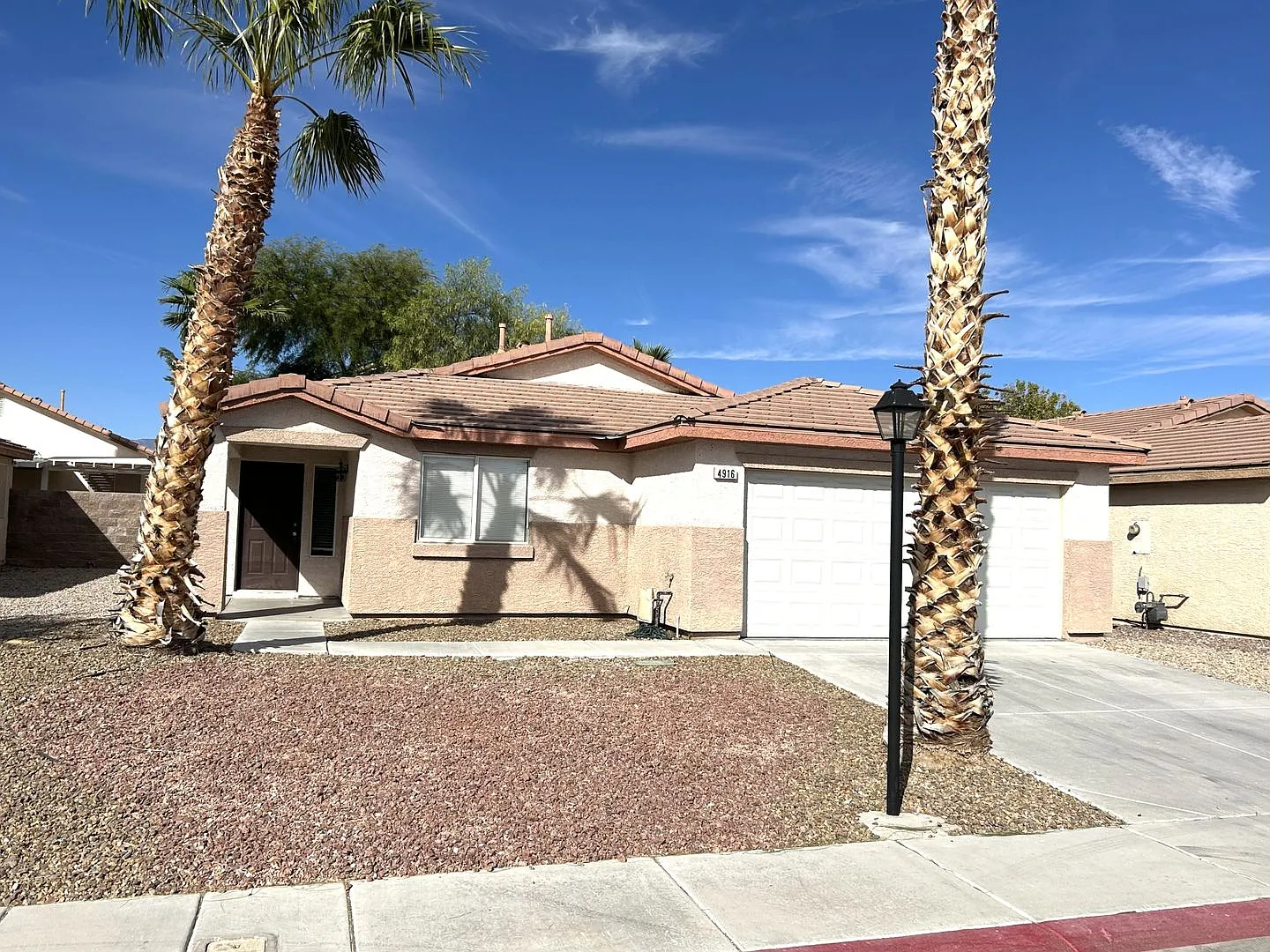 Beautiful 3 Bedroom 2 Bathroom House, Located In A Wonderful Gated Community — Photo 1