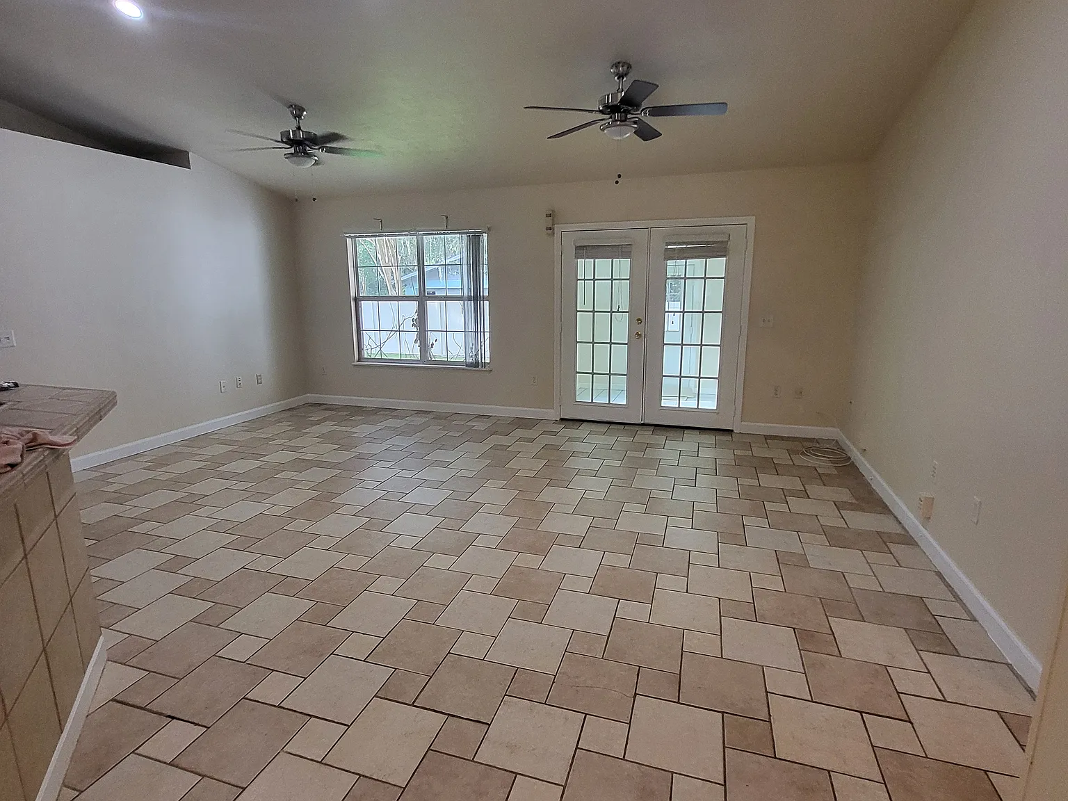 3 bed, 2056 sqft, $2,100 — Photo 2