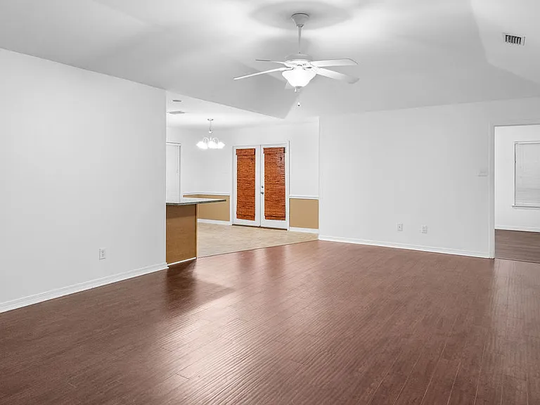 2200 Liberty Dr E — Photo 9