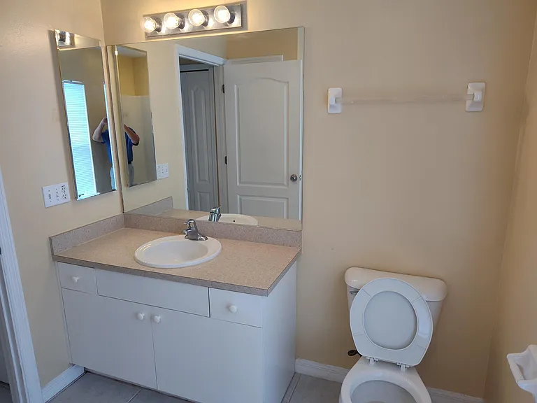 1109 NE 2nd Pl — Photo 7