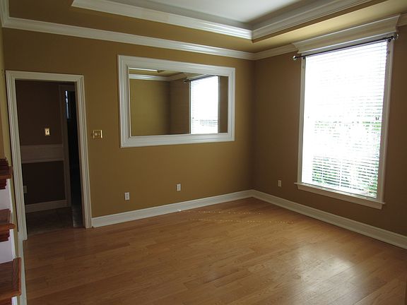 5th image of 151 W Greenbrier Dr