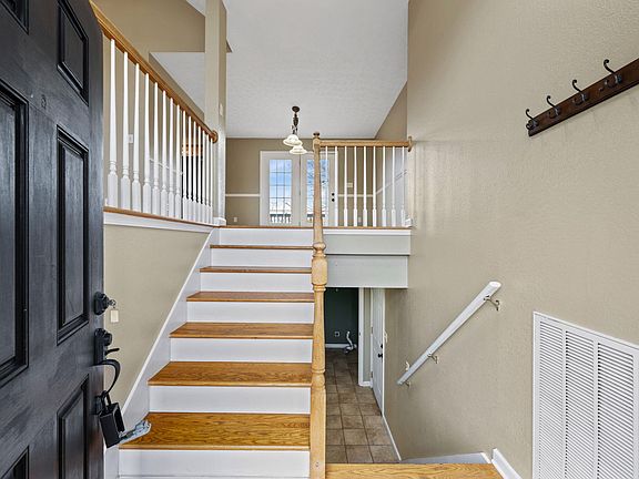 5th image of 211 Elaine Dr