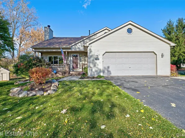 1844 Chesapeake Ct, Oxford, MI 48371