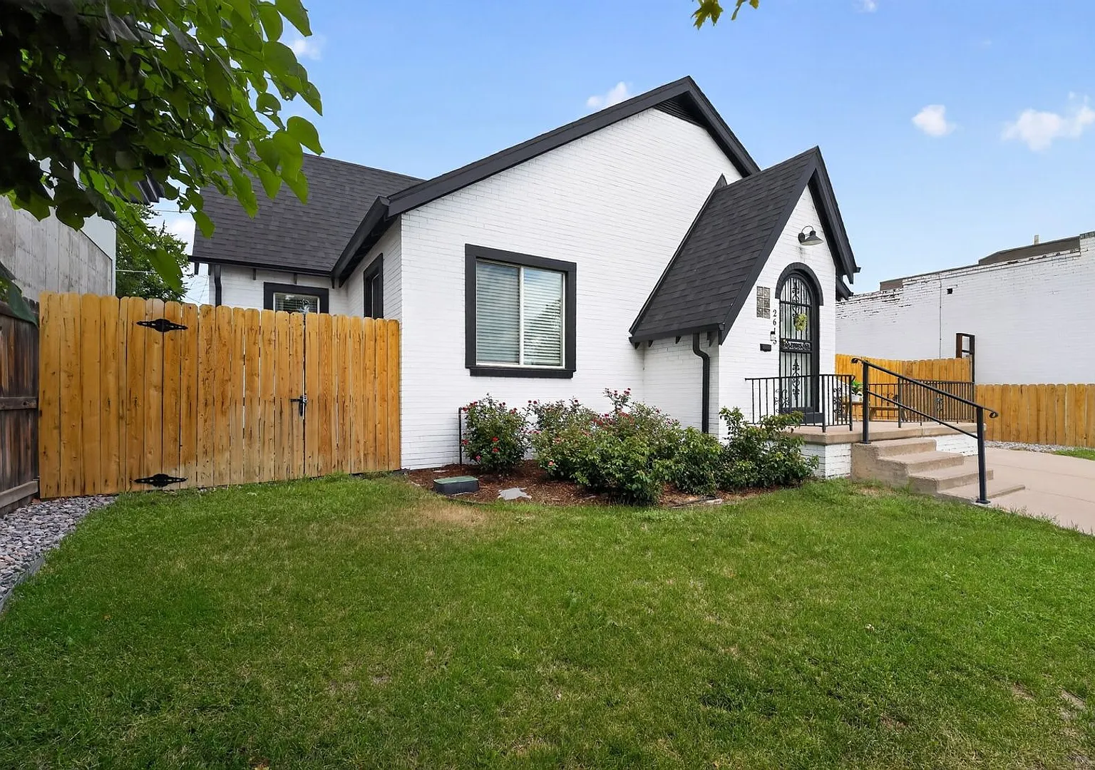 Spacious 4BR House in Denver — Photo 3