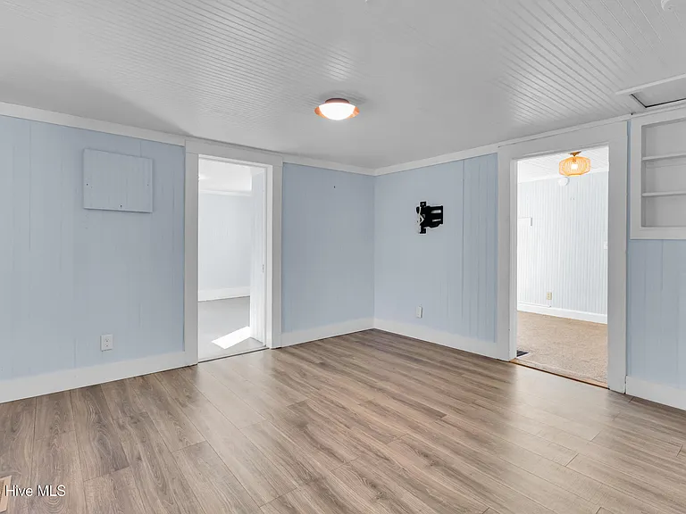 2107 Bay St — Photo 2