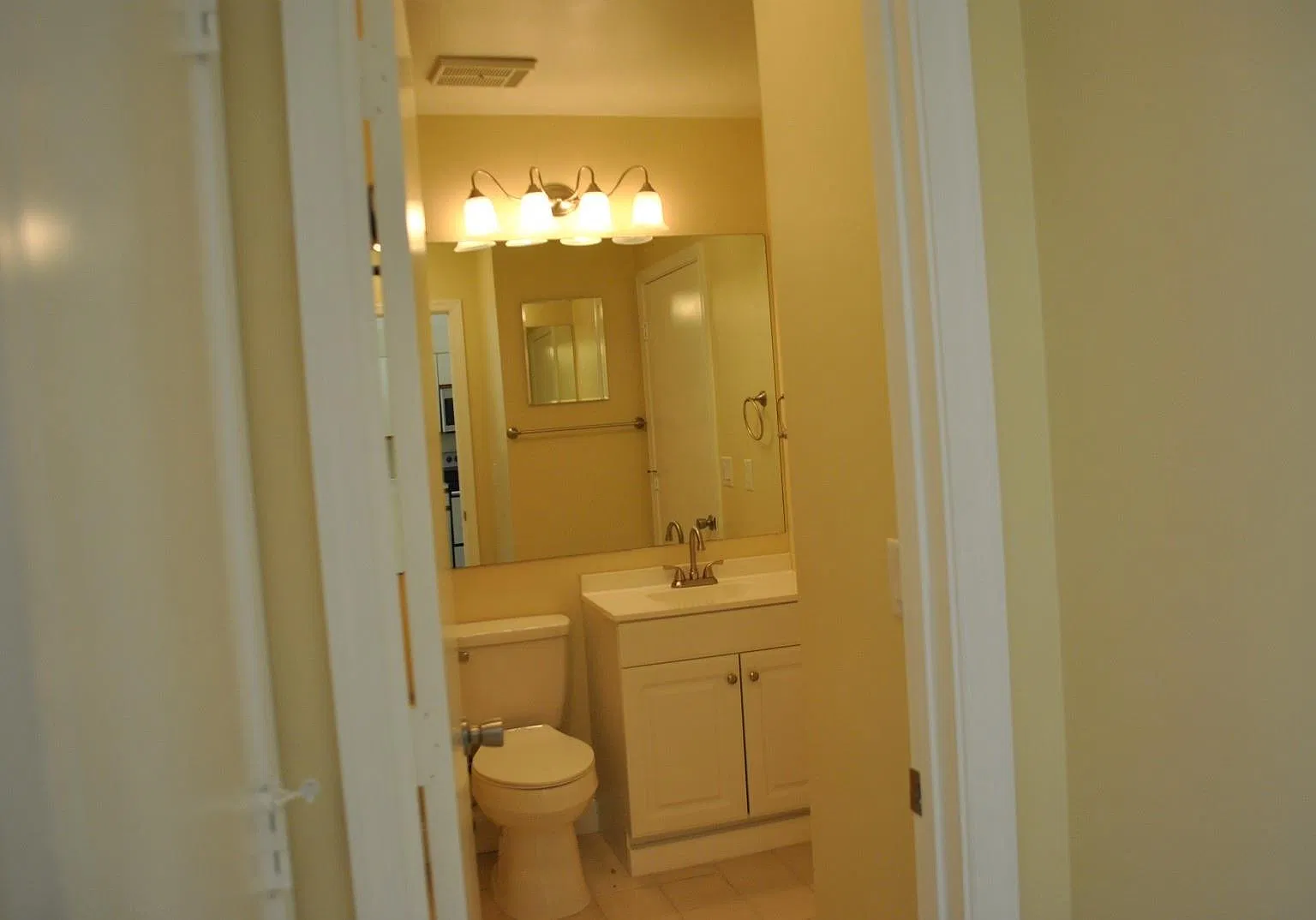 2 bed, 2.0 bath, 1096 sqft, $2,400 — Photo 4