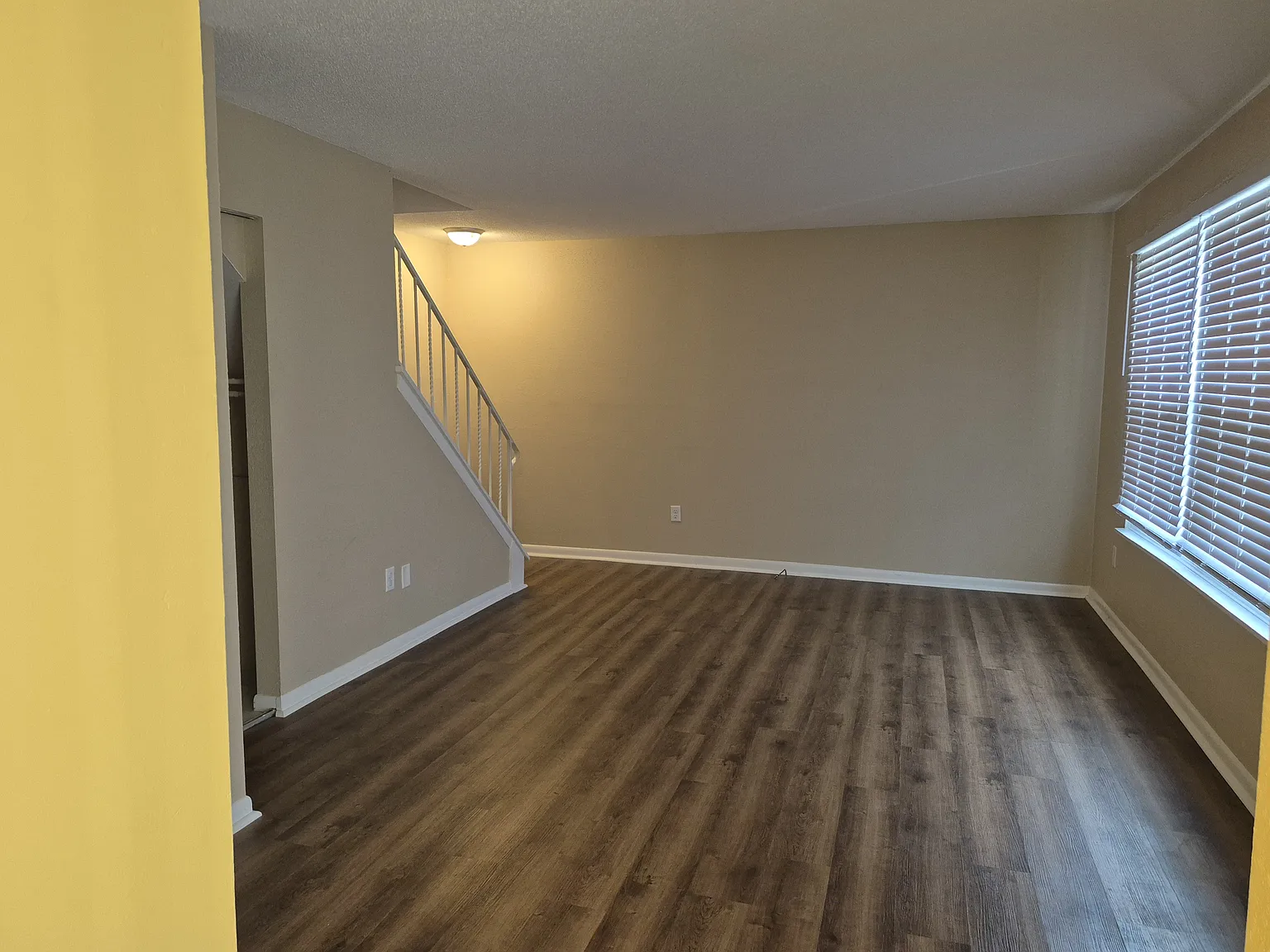 2 bed, 1.5 bath, 896 sqft, $1,050 — Photo 2