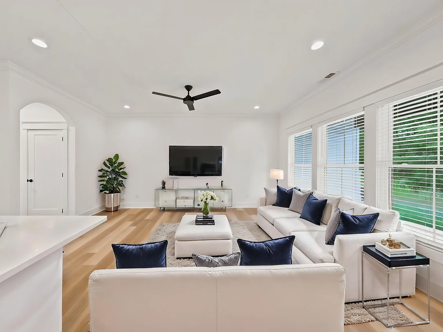 3 bed, 1600 sqft, $2,150 — Photo 3