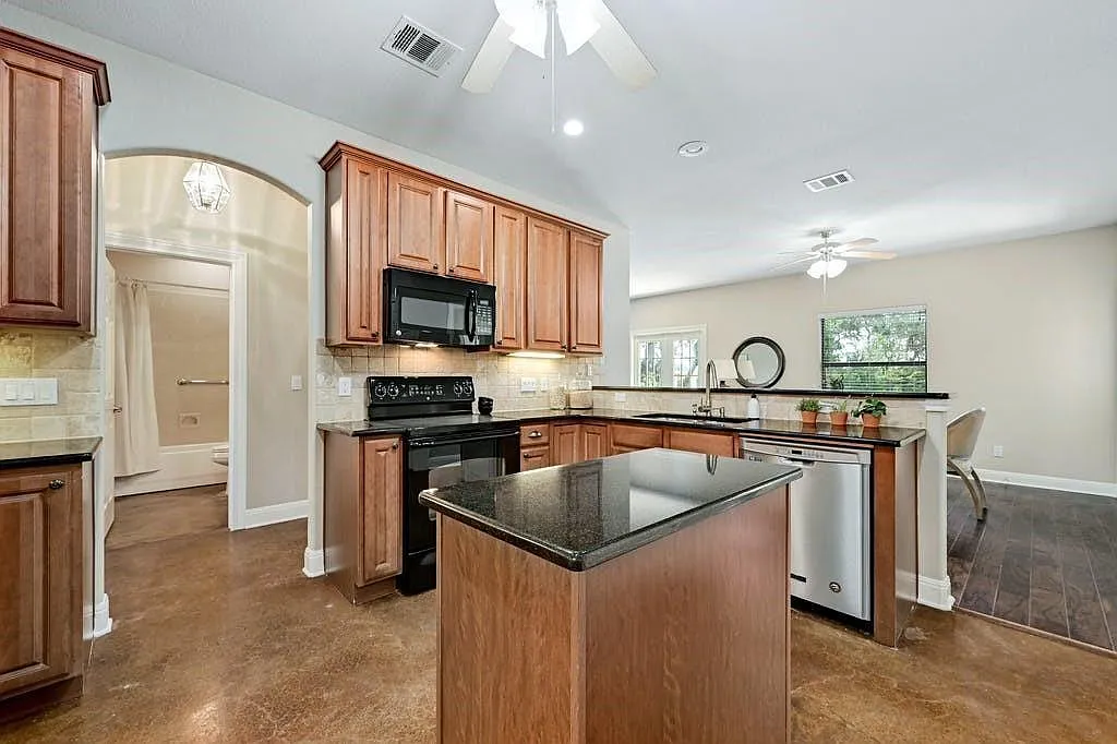 4 bed, 3.0 bath, 2206 sqft, $3,350 — Photo 4