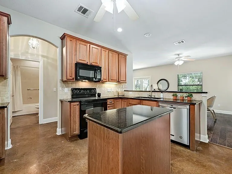 200 Oak Hollow Ln — Photo 4