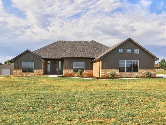 2nd image of 8681 Oak Tree Cir