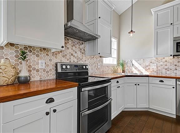 3rd image of 7613 W 144th St